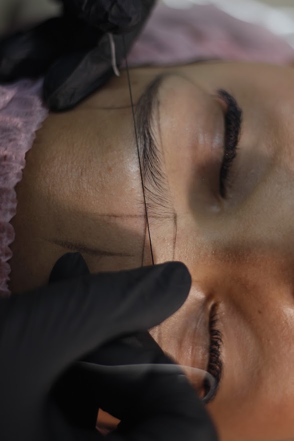 O aluno começa construindo uma base técnica sólida para entender a micropigmentação de forma segura e estratégica.